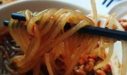 酸辣粉东坡爆料视频播放,揭秘网红美食背后的真相